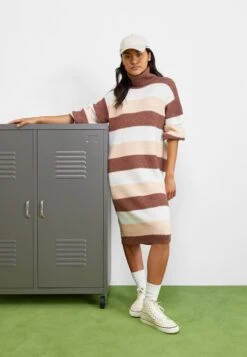 Roxy -Roxy 2521ef78db2d41d4a83e7a7262e77d70